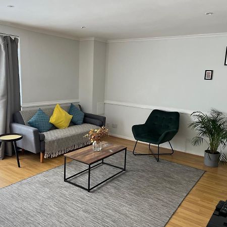 Lovely 2 Bedroom Apartment With Parking Space Londres Extérieur photo