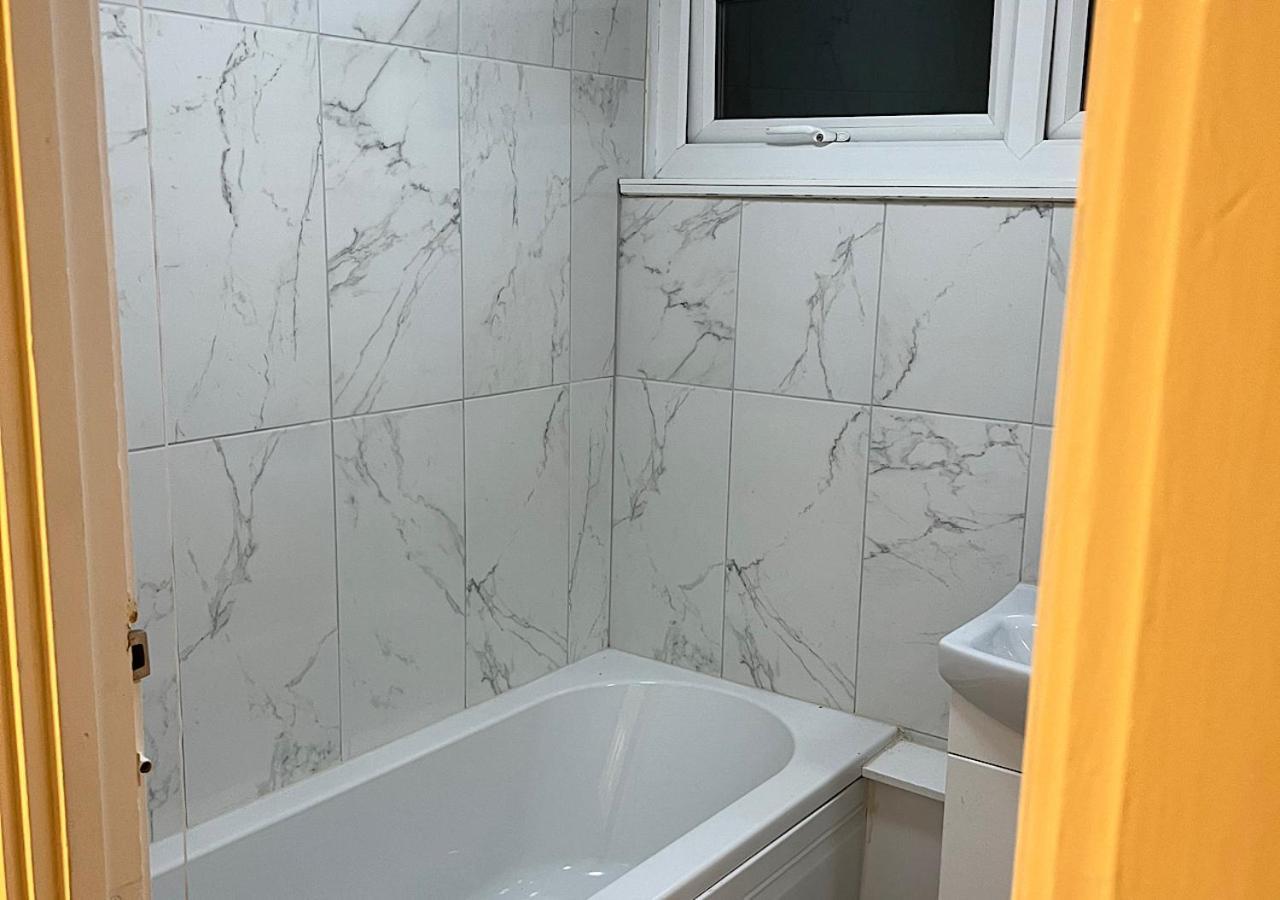 Lovely 2 Bedroom Apartment With Parking Space Londres Extérieur photo